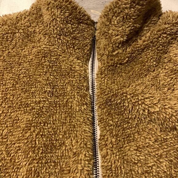 Local Boutique Size Large Gray & Brown Sherpa (Inside and out) - Picture 6 of 7